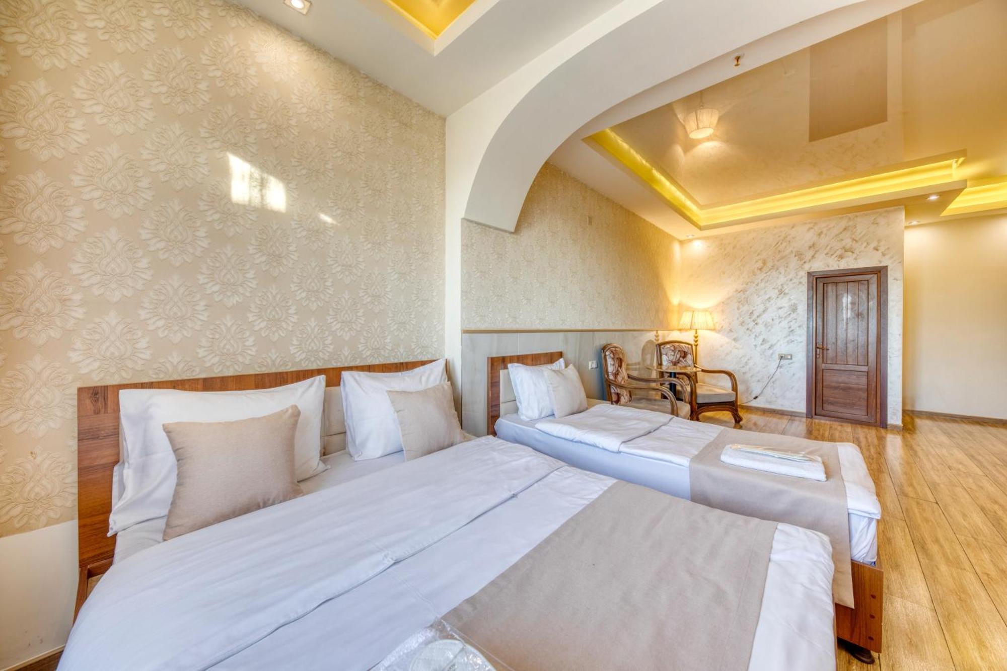 Aleppo Hotel Erivan Dış mekan fotoğraf