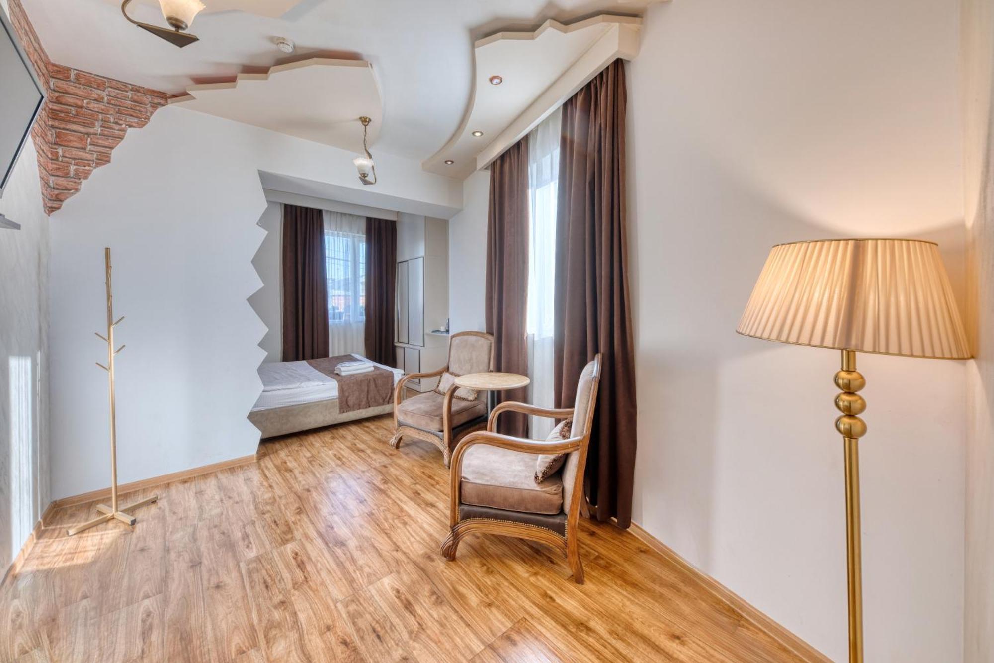 Aleppo Hotel Erivan Dış mekan fotoğraf